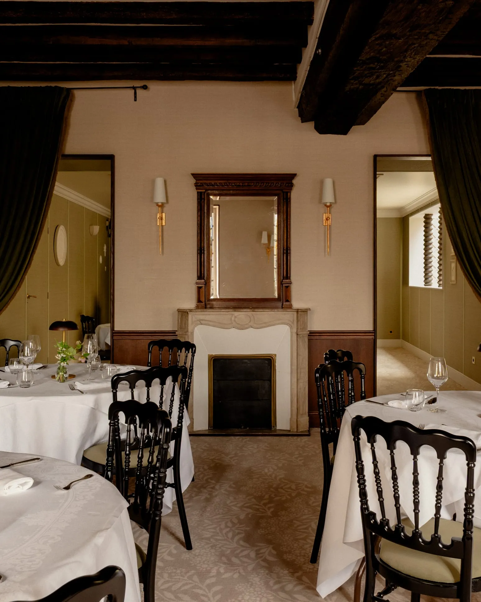 Salle dressée pour un mariage ou une réception privée à L'Orangerie des Trois Roys, Rambouillet (Yvelines)